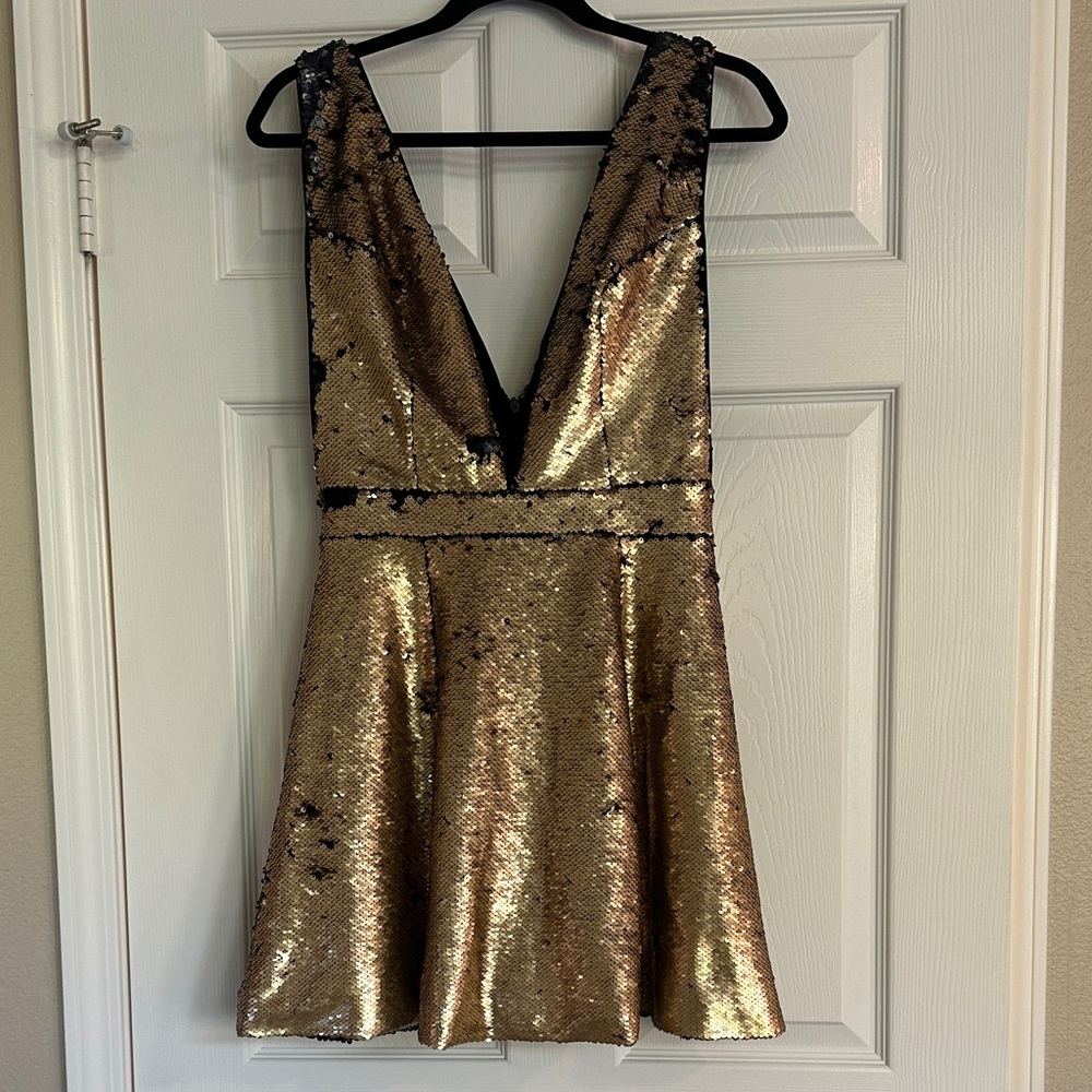 Stunning 🤩 Gold Sequin V-Neck Dress